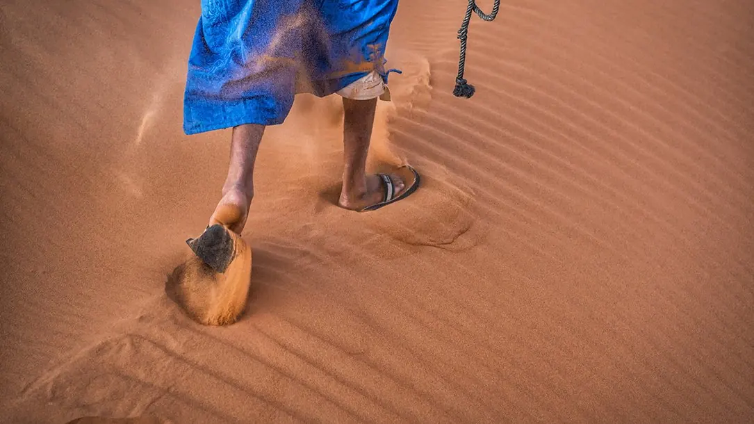 A piedi nudi nella sabbia di Erg Chebbi