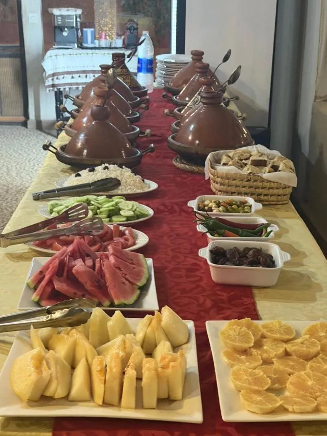 Piatti della colazione e della cena al campo