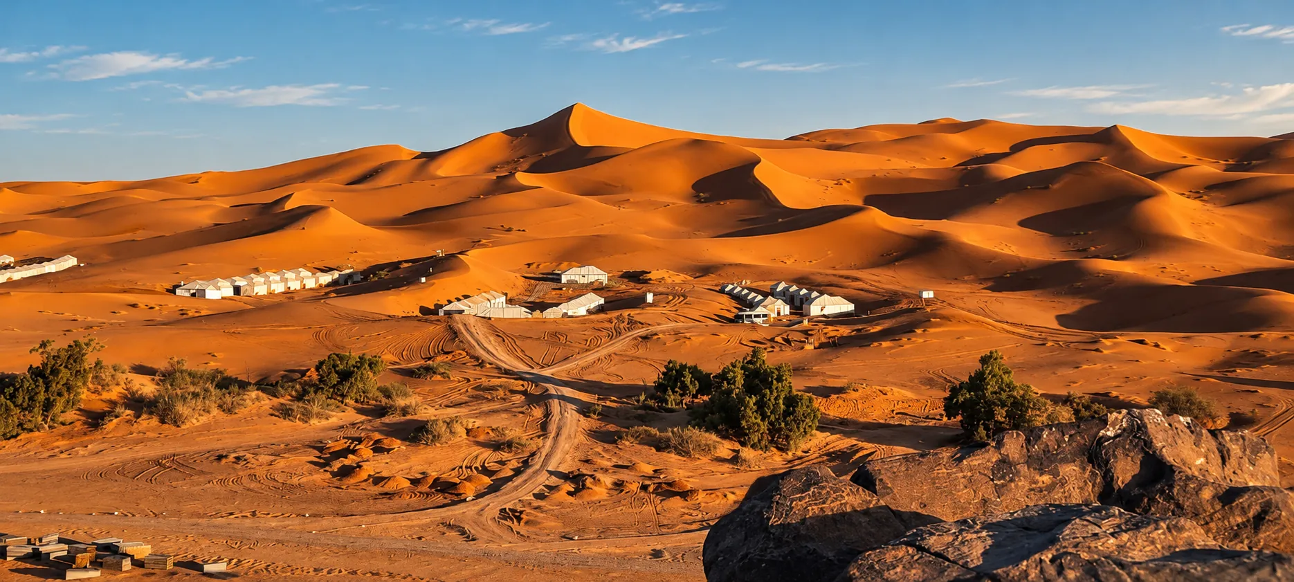 El campamento entre las dunas en la hora dorada
