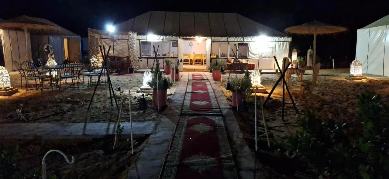 Il campo illuminato di notte