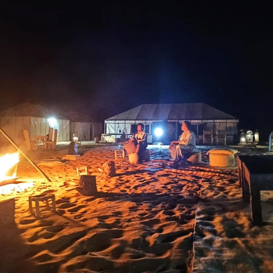 Fuoco di notte davanti alle tende