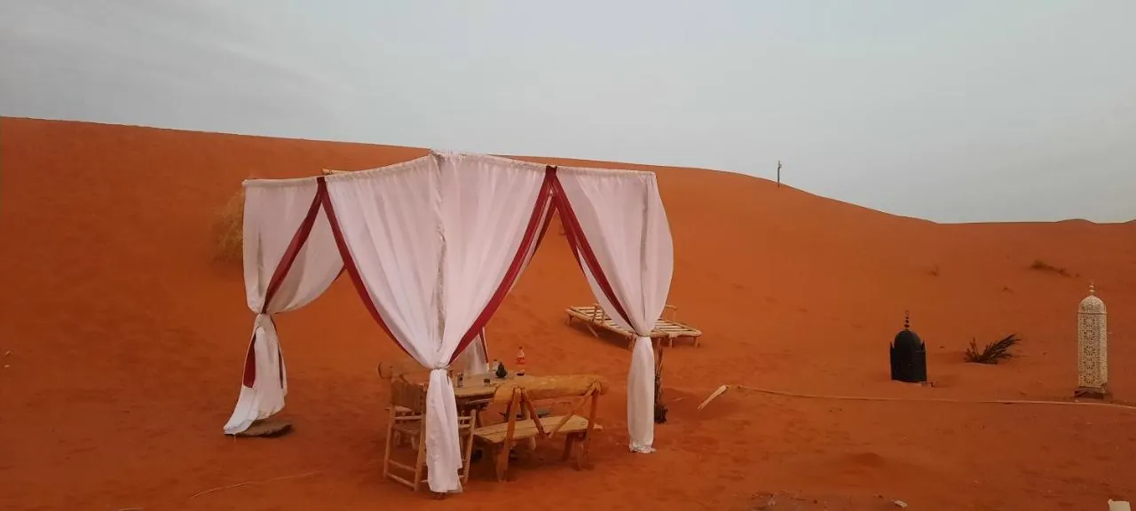 Baldacchino bianco tra le dune