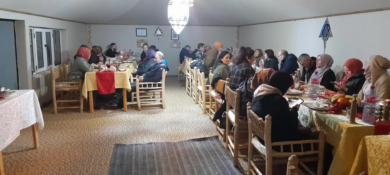 Ospiti a cena nella tenda ristorante