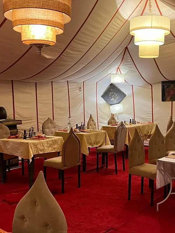 Tenda ristorante con lanterne