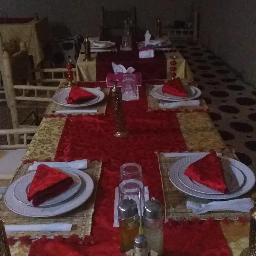 Tavolo lungo apparecchiato per la cena nella tenda ristorante
