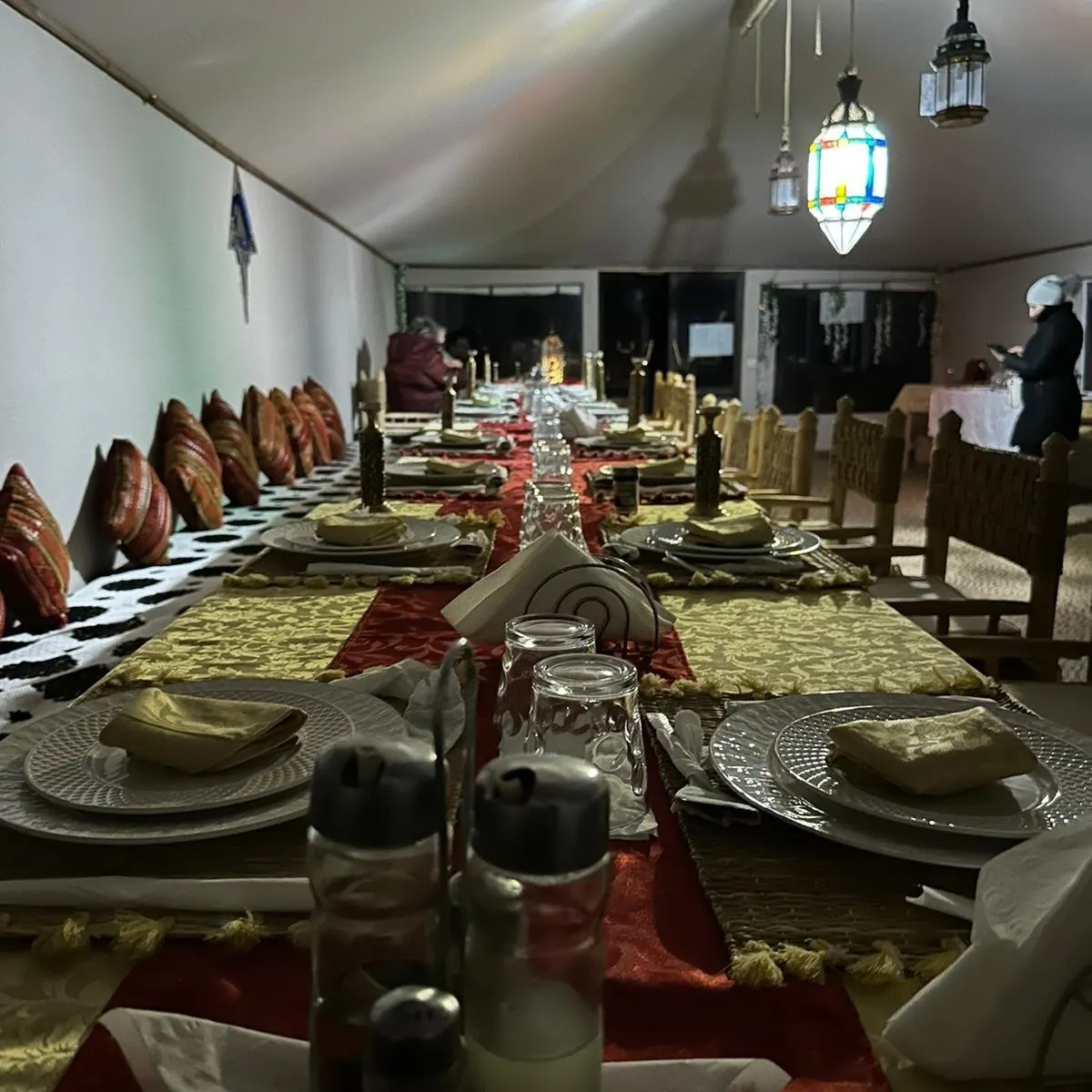 Tenda ristorante pronta per la cena
