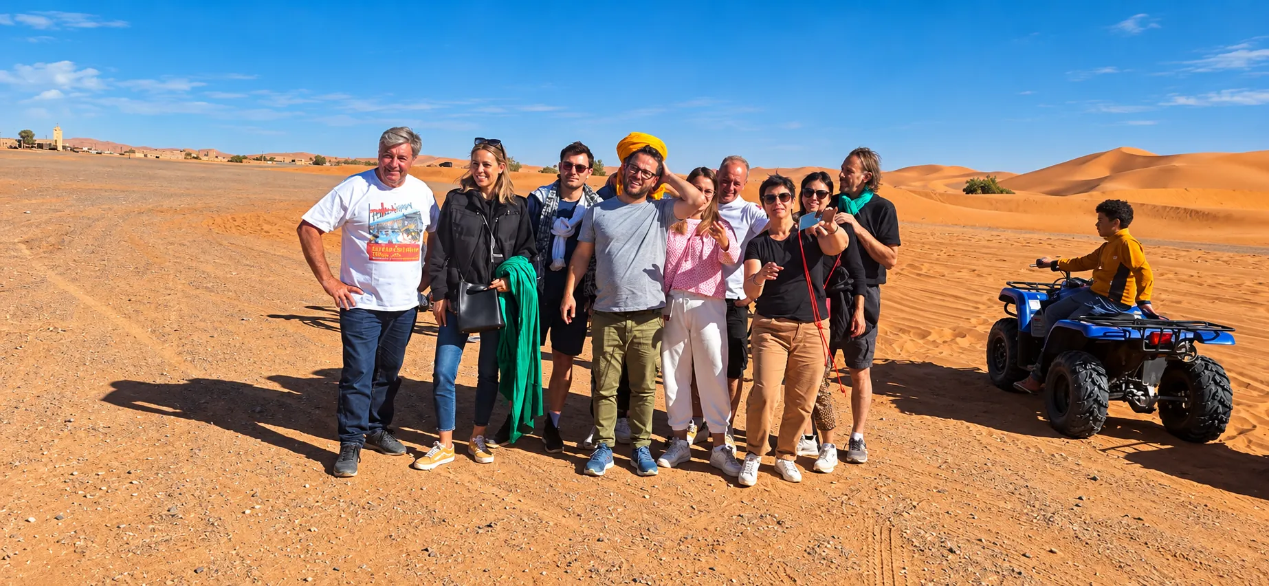 Grupo de huéspedes con los quads en Erg Chebbi