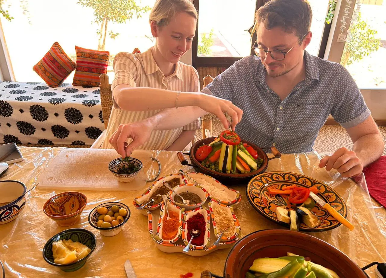 Ospiti che condividono una tajine