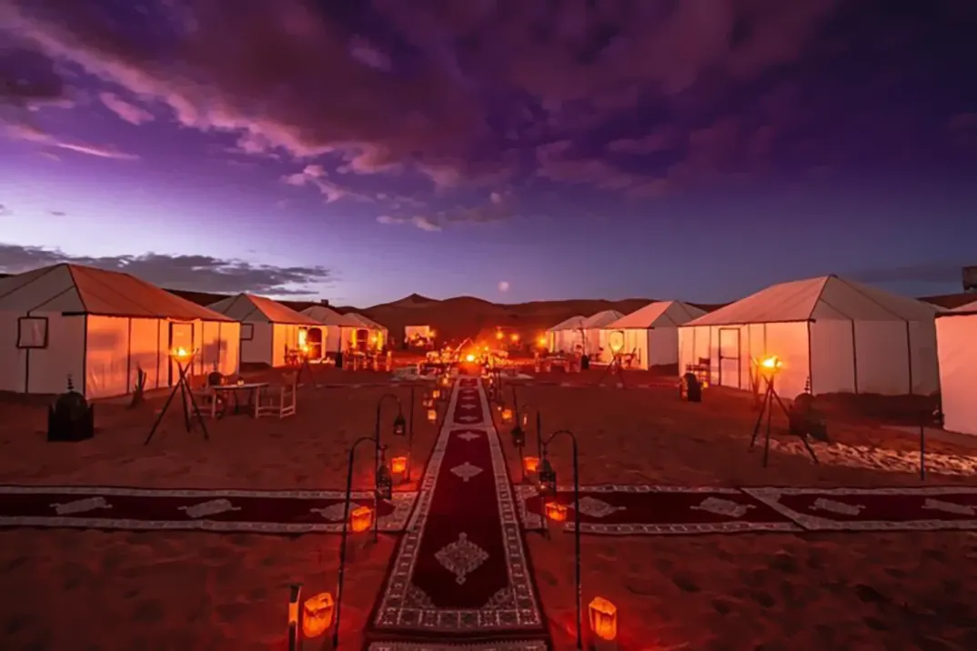 Il campo illuminato al tramonto