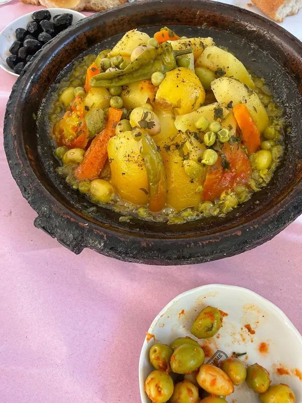 Tajine di verdure servita a cena