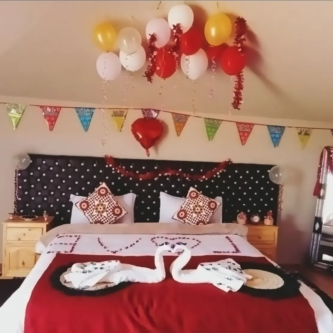 Jaima decorada con globos para un cumpleaños