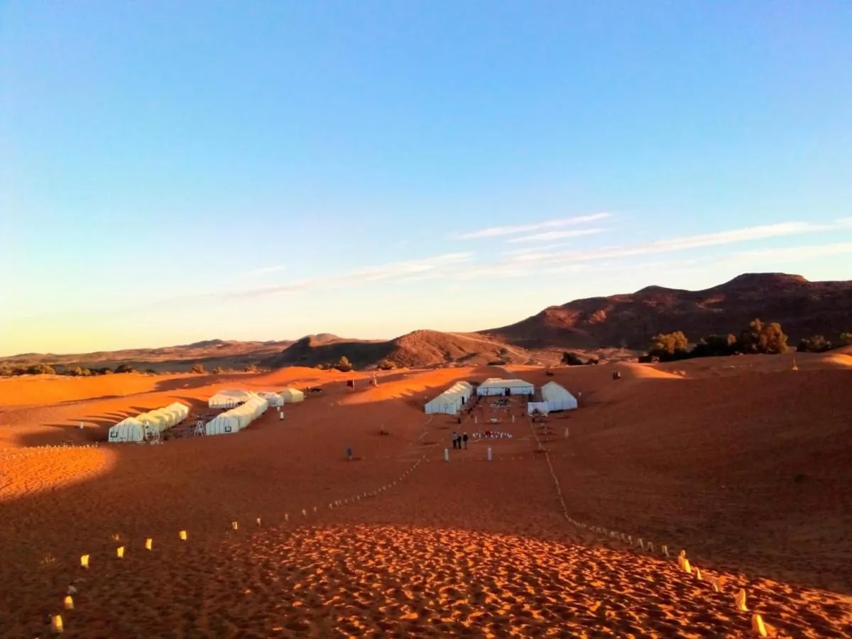Luce del tramonto sulle dune e sul campo