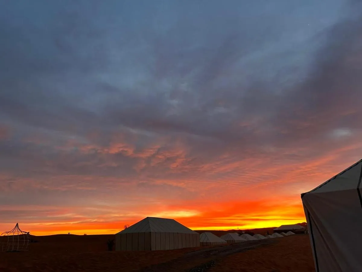 Cielo infuocato al tramonto sul campo