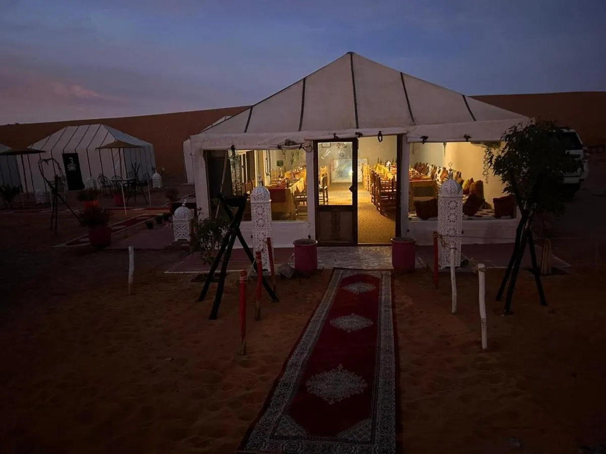 Tenda illuminata al tramonto