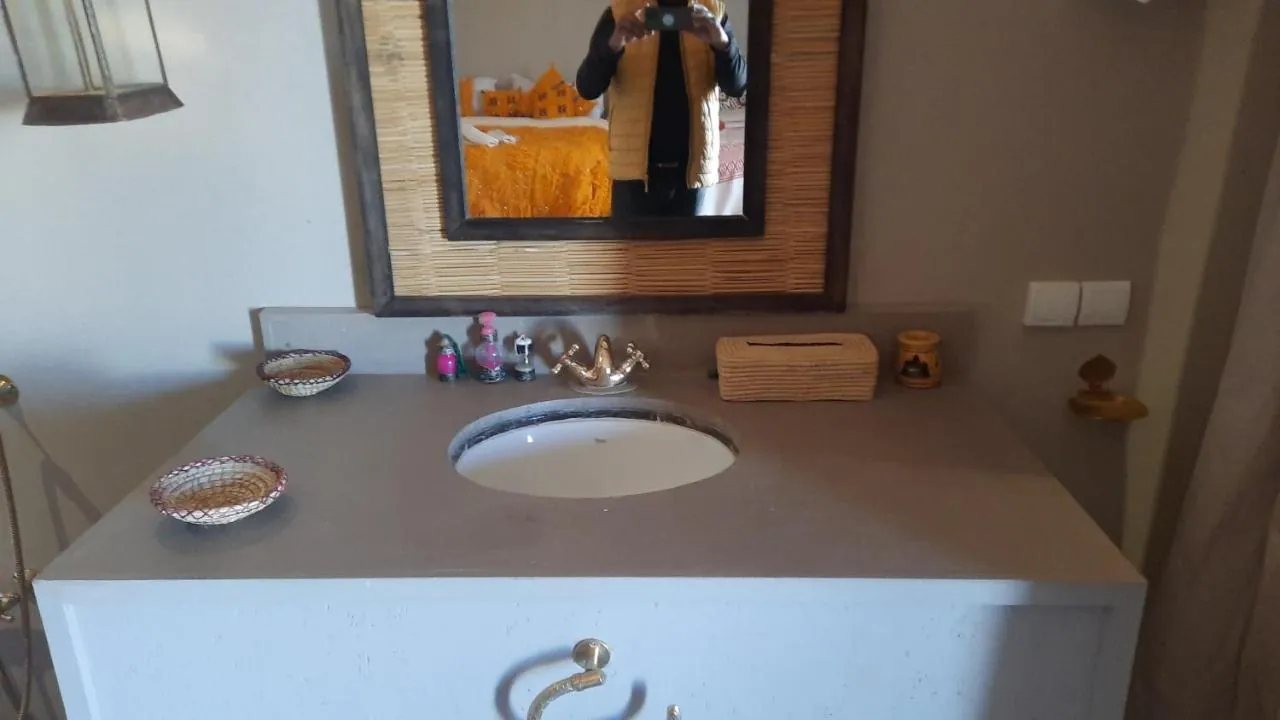 Lavabo privato e specchio nella tenda