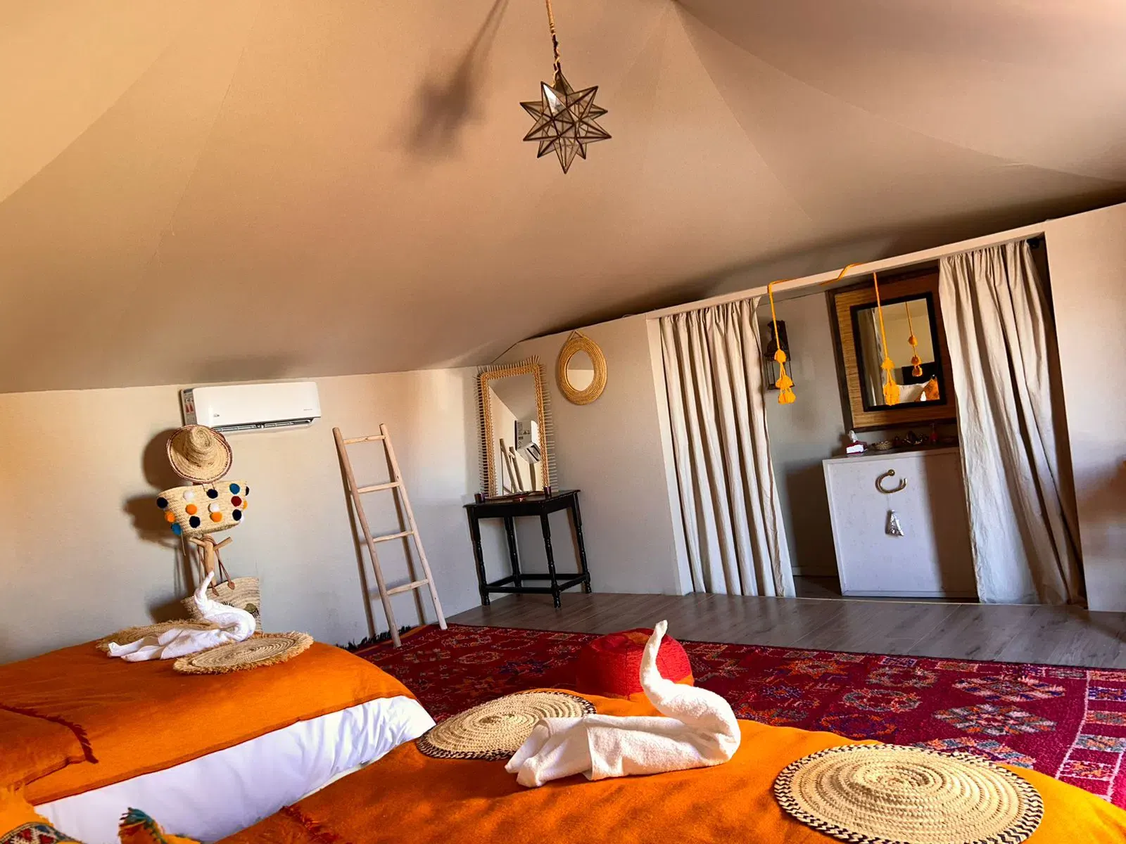 Interior de una jaima VIP de lujo en Abdo Luxury Camp, Merzouga