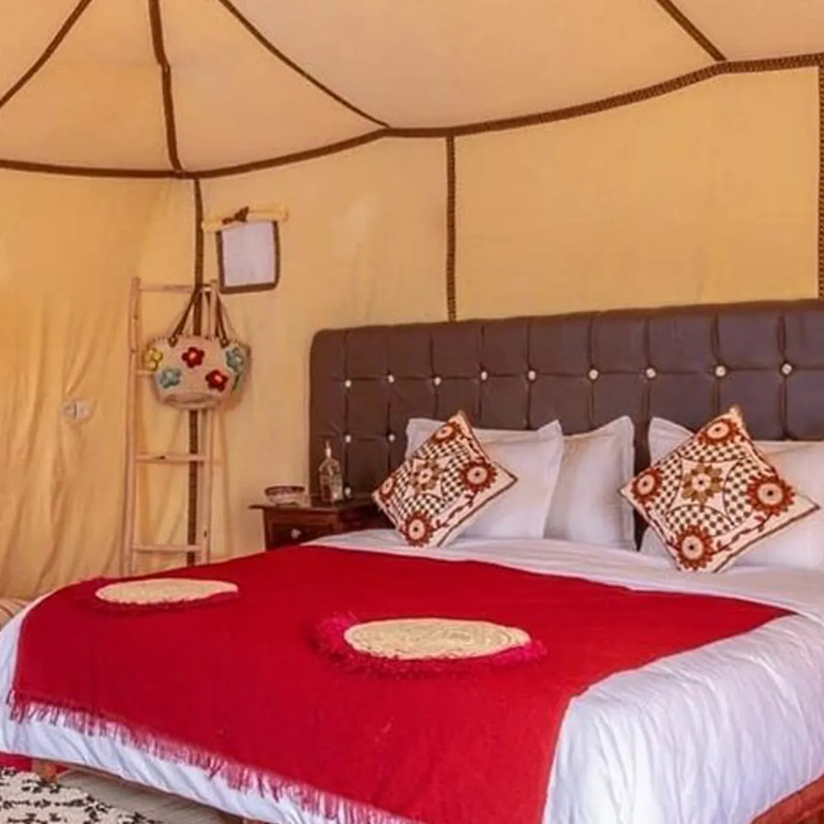 Letto rosso e bianco in una tenda VIP