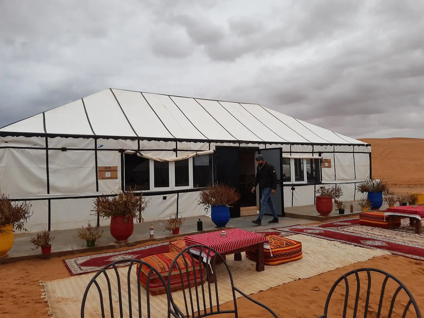 Tenda bianca e tappeti